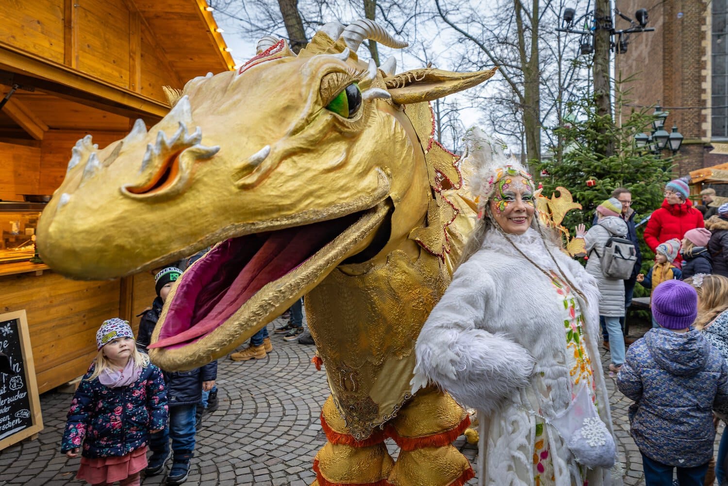 Magische “Krippenmarkt” met een draak in Kevelaer, Noordrijn-Westfalen, Duitsland