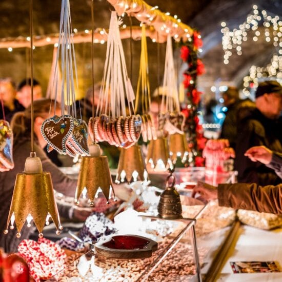 Kraam met geroosterde amandelen op de Mosel-Wein-Nachts-Markt in Traben-Trarbach, Rijnland-Palts, Duitsland