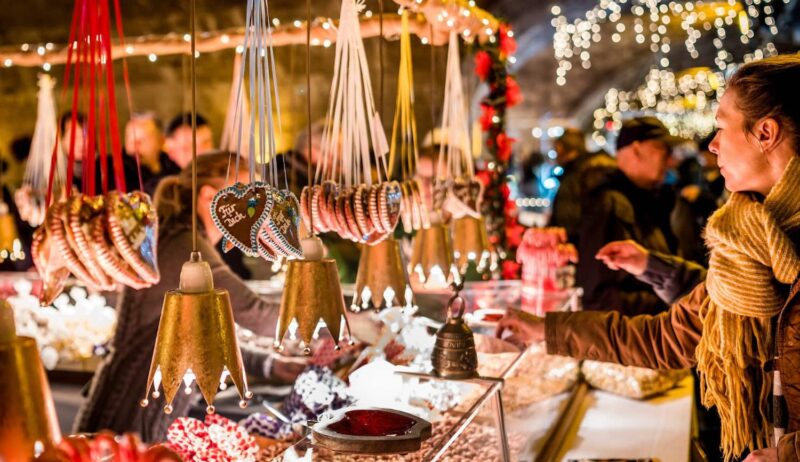 Kraam met geroosterde amandelen op de Mosel-Wein-Nachts-Markt in Traben-Trarbach, Rijnland-Palts, Duitsland