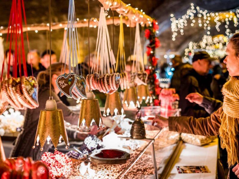 Kraam met geroosterde amandelen op de Mosel-Wein-Nachts-Markt in Traben-Trarbach, Rijnland-Palts, Duitsland