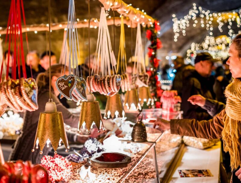 Kraam met geroosterde amandelen op de Mosel-Wein-Nachts-Markt in Traben-Trarbach, Rijnland-Palts, Duitsland