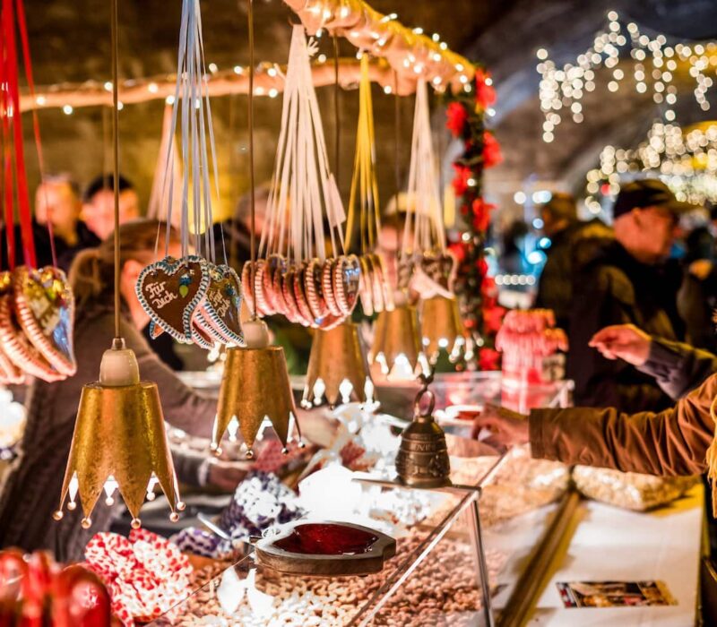 Kraam met geroosterde amandelen op de Mosel-Wein-Nachts-Markt in Traben-Trarbach, Rijnland-Palts, Duitsland