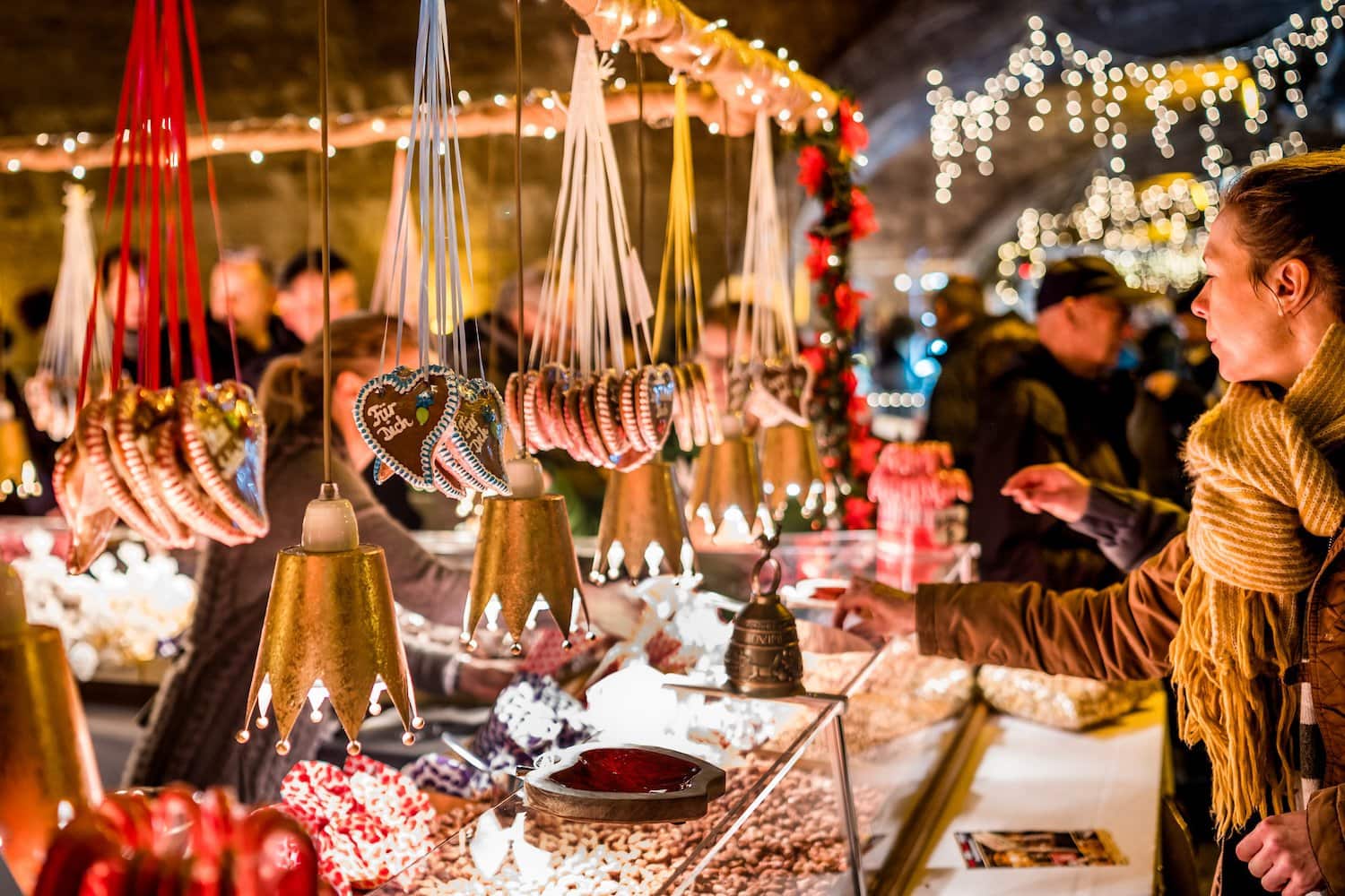 Kraam met geroosterde amandelen op de Mosel-Wein-Nachts-Markt in Traben-Trarbach, Rijnland-Palts, Duitsland