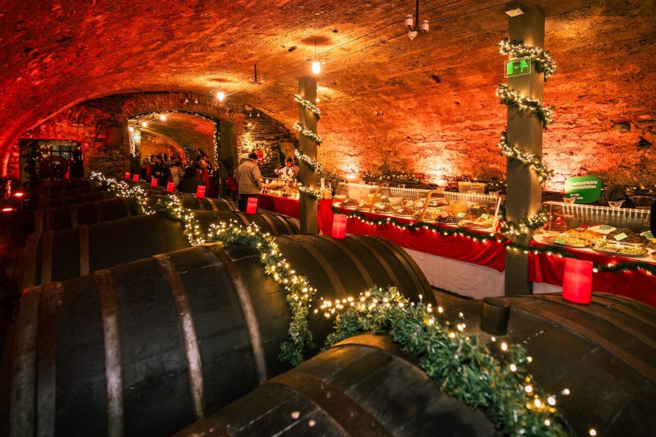 Kerstversiering in de kelder van de Zunftscheune in Traben-Trarbach