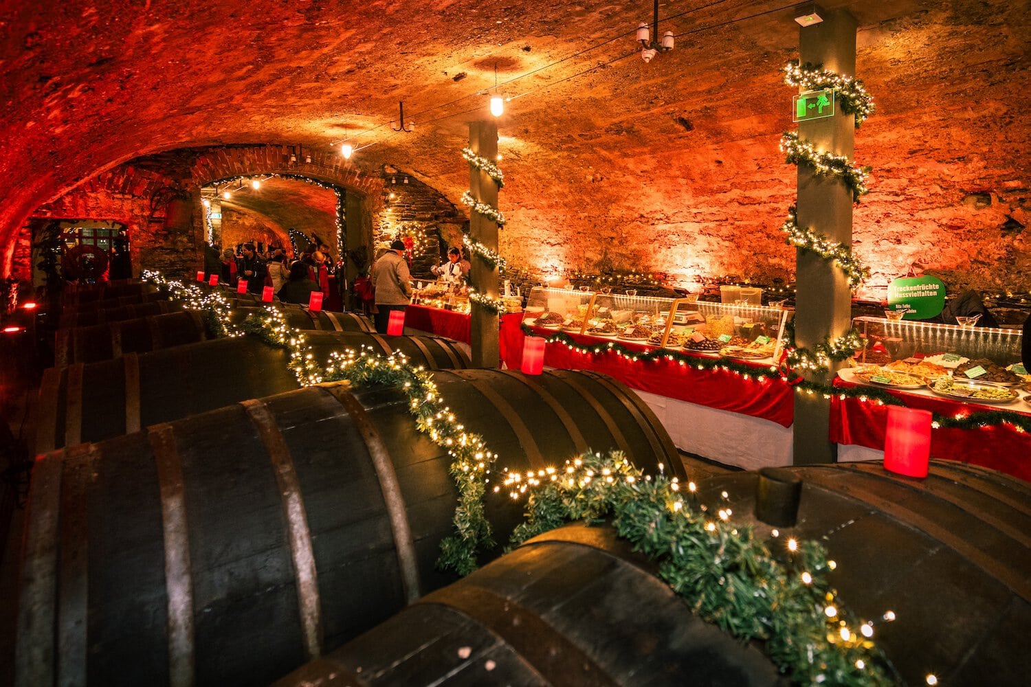 Kerstmarkt in de kelder: de Mosel-Wein-Nachts-Markt in Traben-Trarbach, Rijnland-Palts, Duitsland toont de Zunftscheune versierd voor Kerstmis