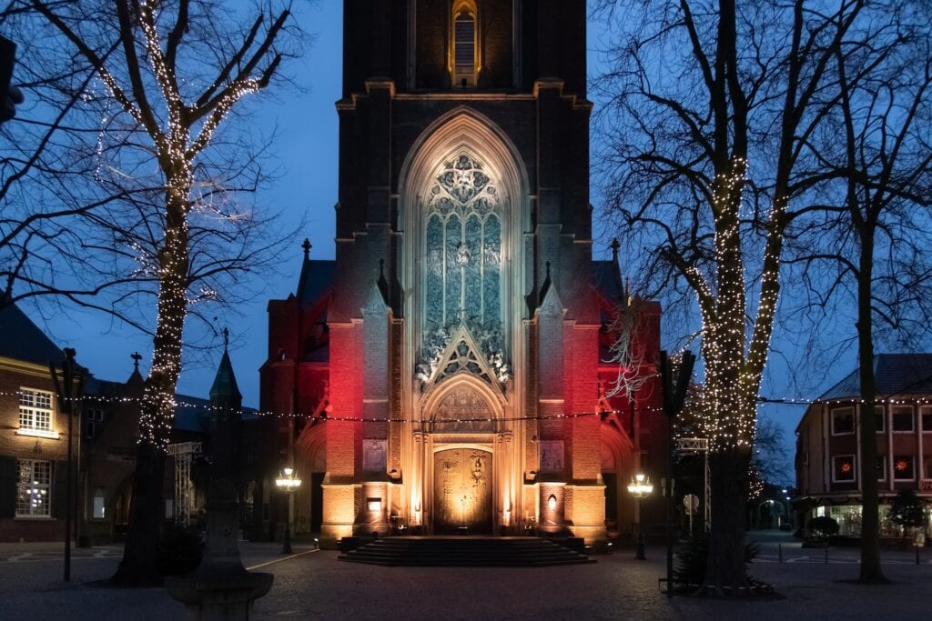 De verlichte Marienbasilika maakt indruk op de kerstmarkt van Kevelaer.