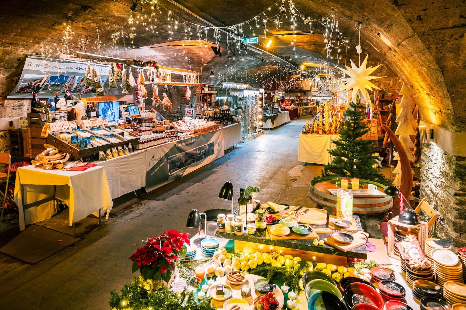 Veel kerstkraampjes met veel producten op de Mosel-Wein-Nachts-Markt in Traben-Trarbach, Rijnland-Palts, Duitsland