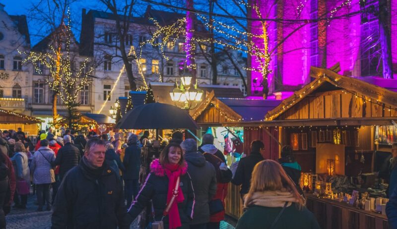 De Krippenmarkt van Kevelaer in Noordrijn-Westfalen, Duitsland trekt ieder jaar vele gasten.