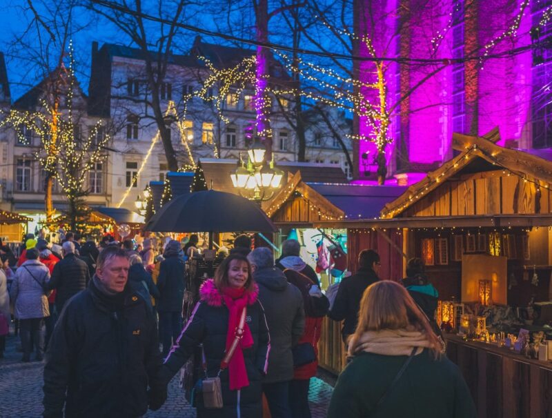 De Krippenmarkt van Kevelaer in Noordrijn-Westfalen, Duitsland trekt ieder jaar vele gasten.