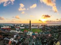 Zonsondergang bij de Nieuwe Vuurtoren in het centrum van Borkum, een eiland in Nedersaksen, Duitsland