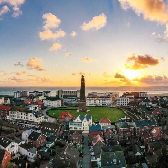 Zonsondergang bij de Nieuwe Vuurtoren in het centrum van Borkum, een eiland in Nedersaksen, Duitsland