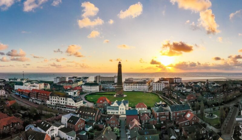 Zonsondergang bij de Nieuwe Vuurtoren in het centrum van Borkum, een eiland in Nedersaksen, Duitsland