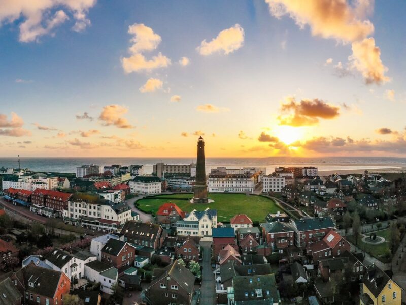 Zonsondergang bij de Nieuwe Vuurtoren in het centrum van Borkum, een eiland in Nedersaksen, Duitsland