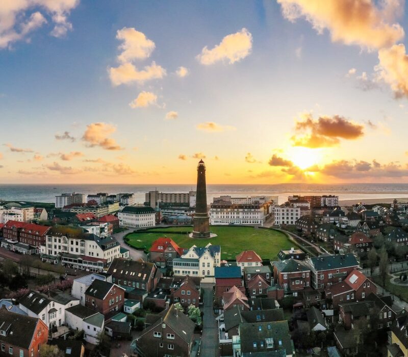 Zonsondergang bij de Nieuwe Vuurtoren in het centrum van Borkum, een eiland in Nedersaksen, Duitsland