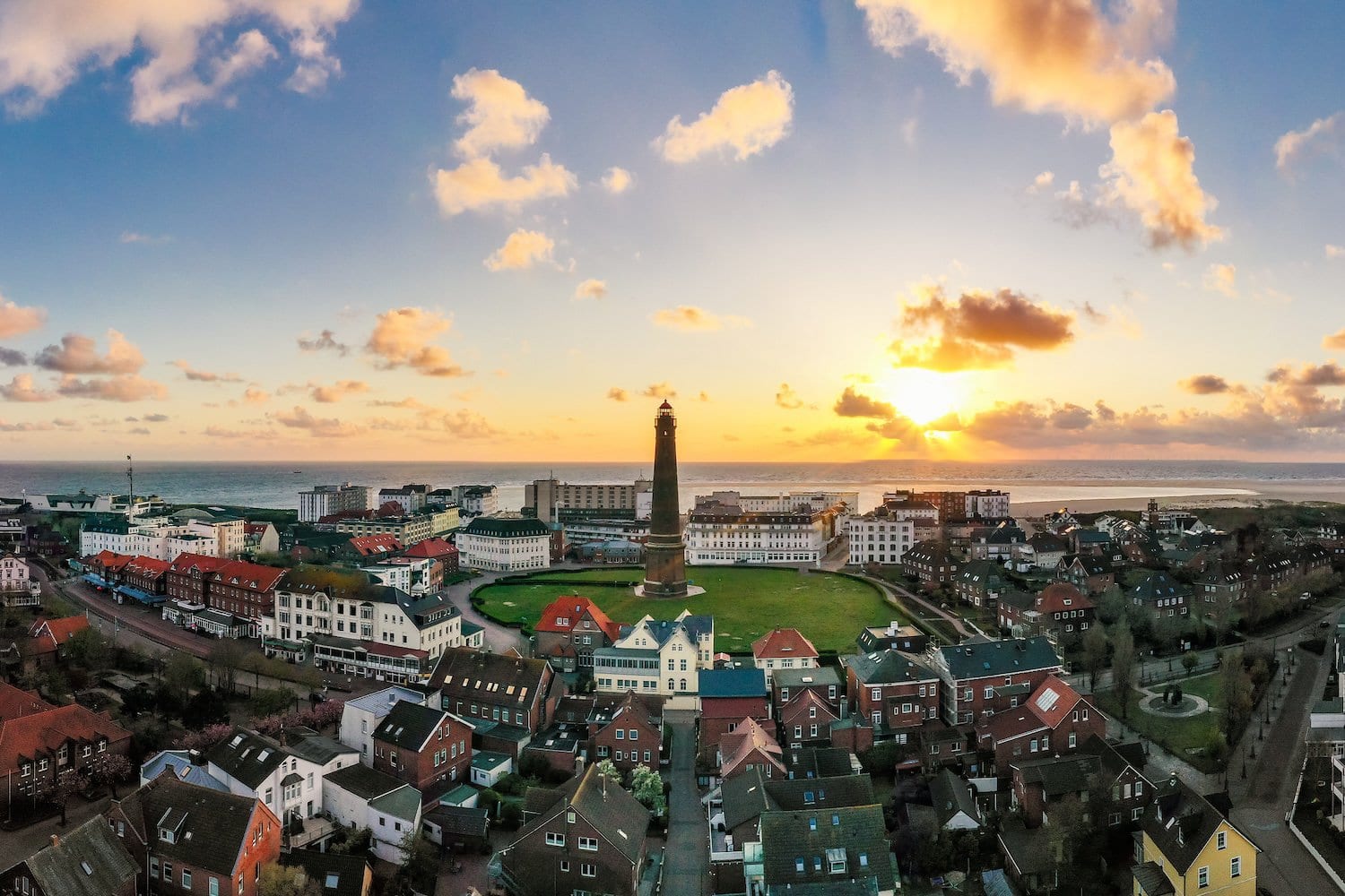 Zonsondergang bij de Nieuwe Vuurtoren in het centrum van Borkum, een eiland in Nedersaksen, Duitsland