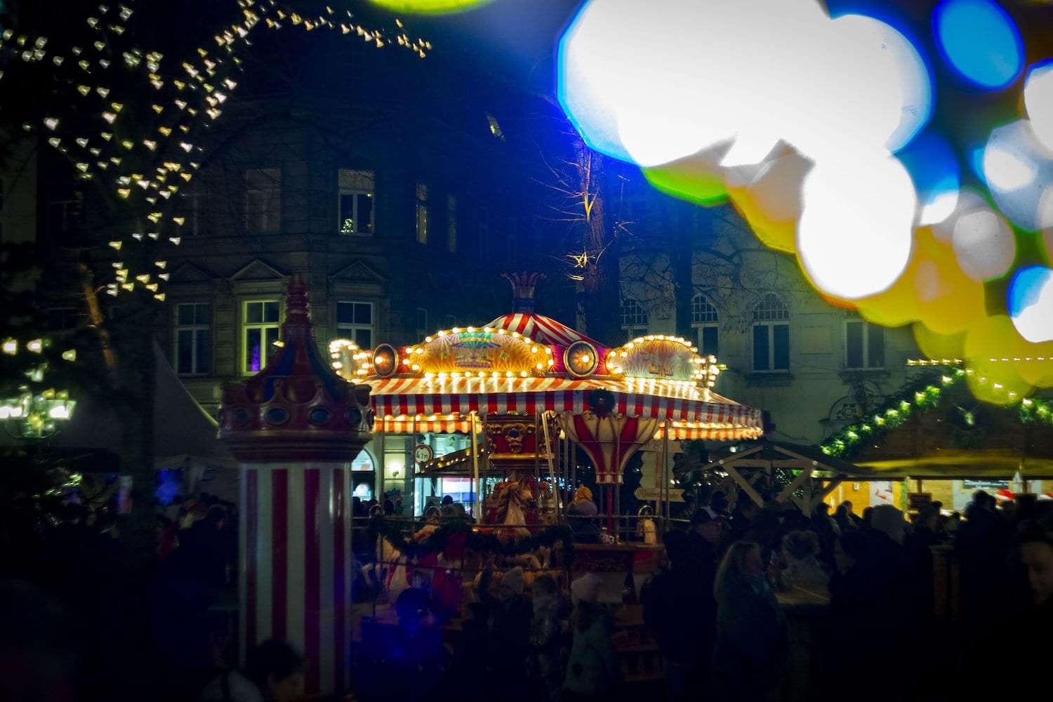 Nostalgische draaimolens en verlichte kerstkraampjes zorgen voor een bijzondere sfeer.