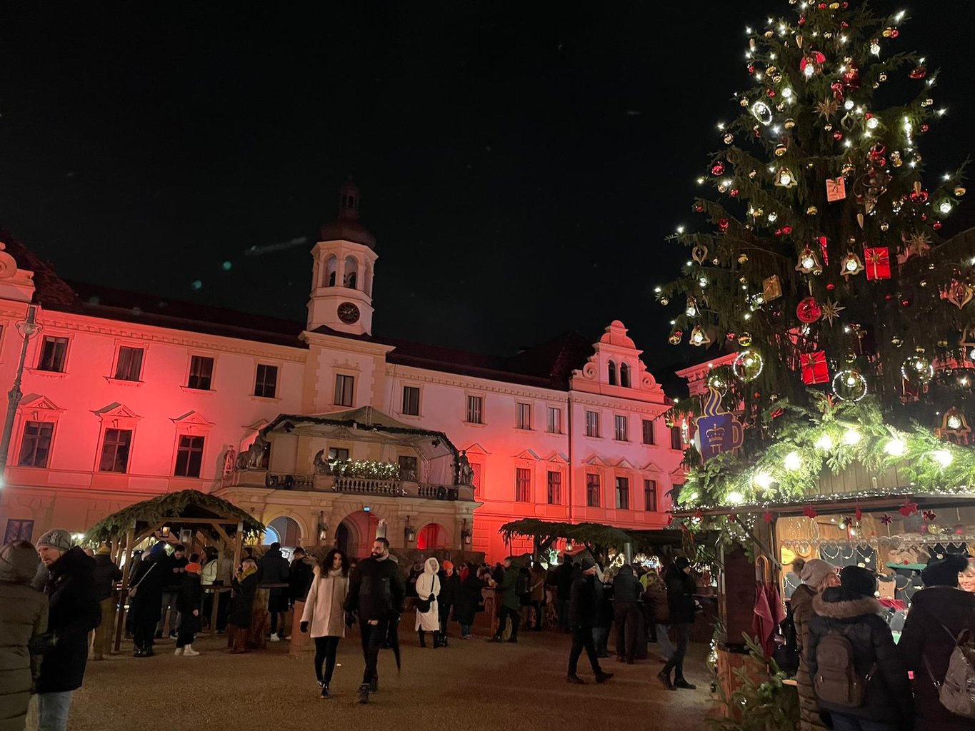 Romantische kerstmarkt voor het paleis Thurn und Taxis in Regensburg, Beieren, Duitsland