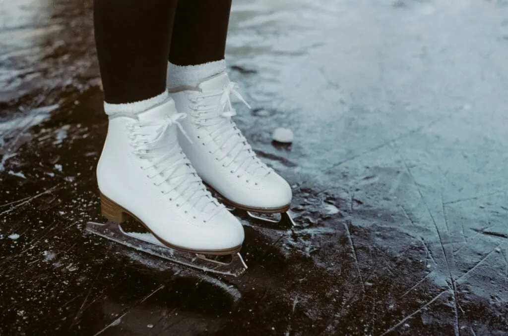 Witte schaatsen op bevroren ijs