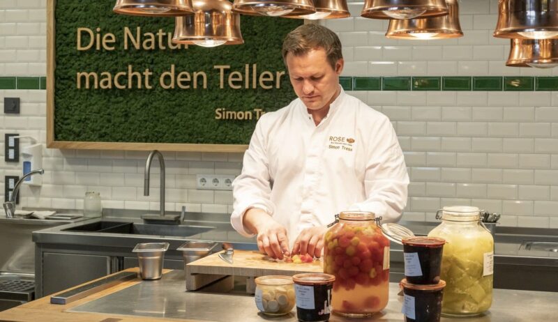 Simon Tress kookt met tomaten in Restaurant 1950 in het Bio-Hotel Rose in Hayingen, Baden-Würrtemberg, Duitsland.