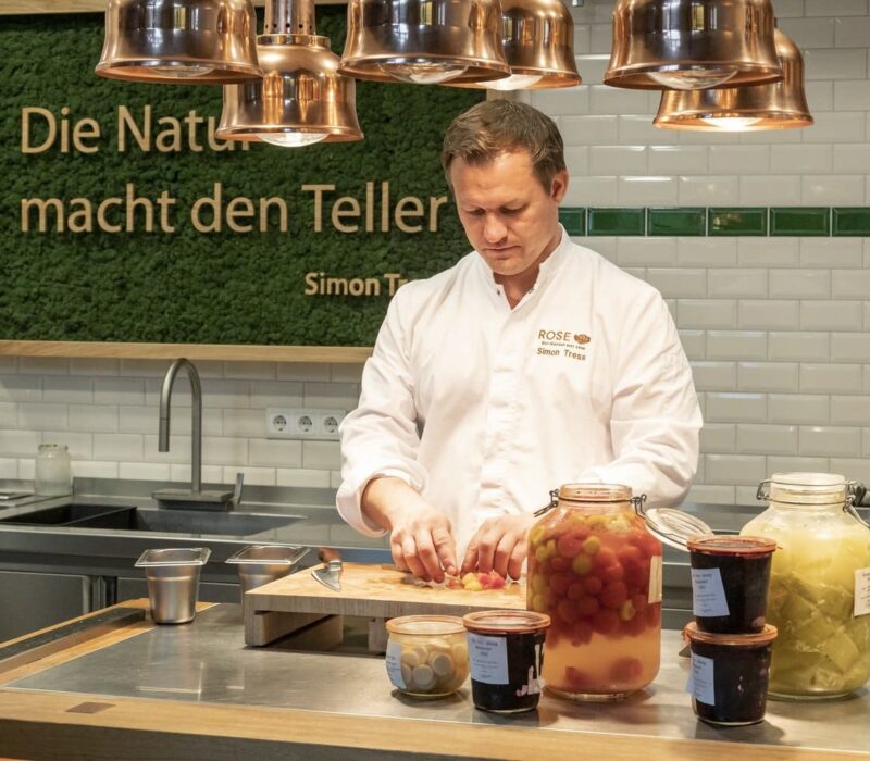 Simon Tress kookt met tomaten in Restaurant 1950 in het Bio-Hotel Rose in Hayingen, Baden-Würrtemberg, Duitsland.