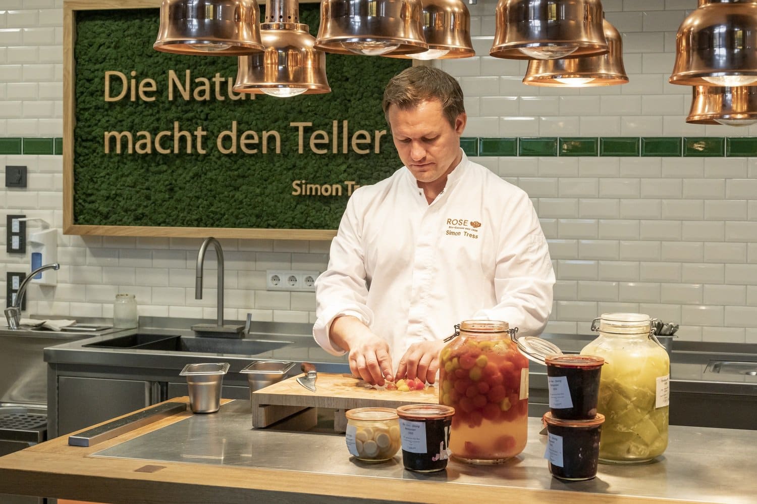 Simon Tress kookt met tomaten in Restaurant 1950 in het Bio-Hotel Rose in Hayingen, Baden-Würrtemberg, Duitsland.