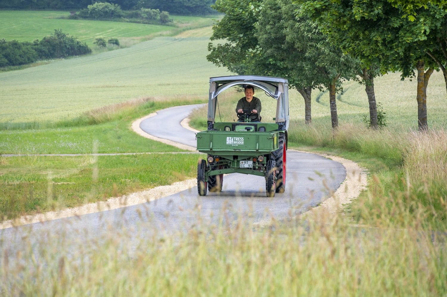 Simon Tress, chef-kok van restaurant 1950 in Hayingen, rijdt op een tractor naar zijn velden in Baden-Würrtemberg, Duitsland.