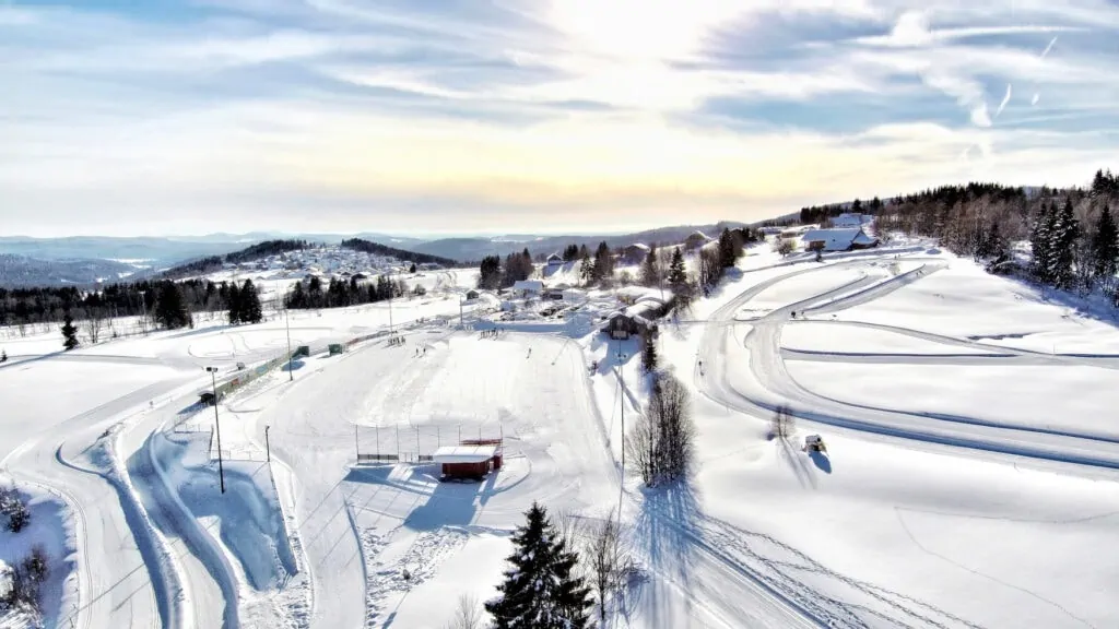 Dronebeeld van Badesee Mauth, een skigebied in het Beierse Woud in Duitsland