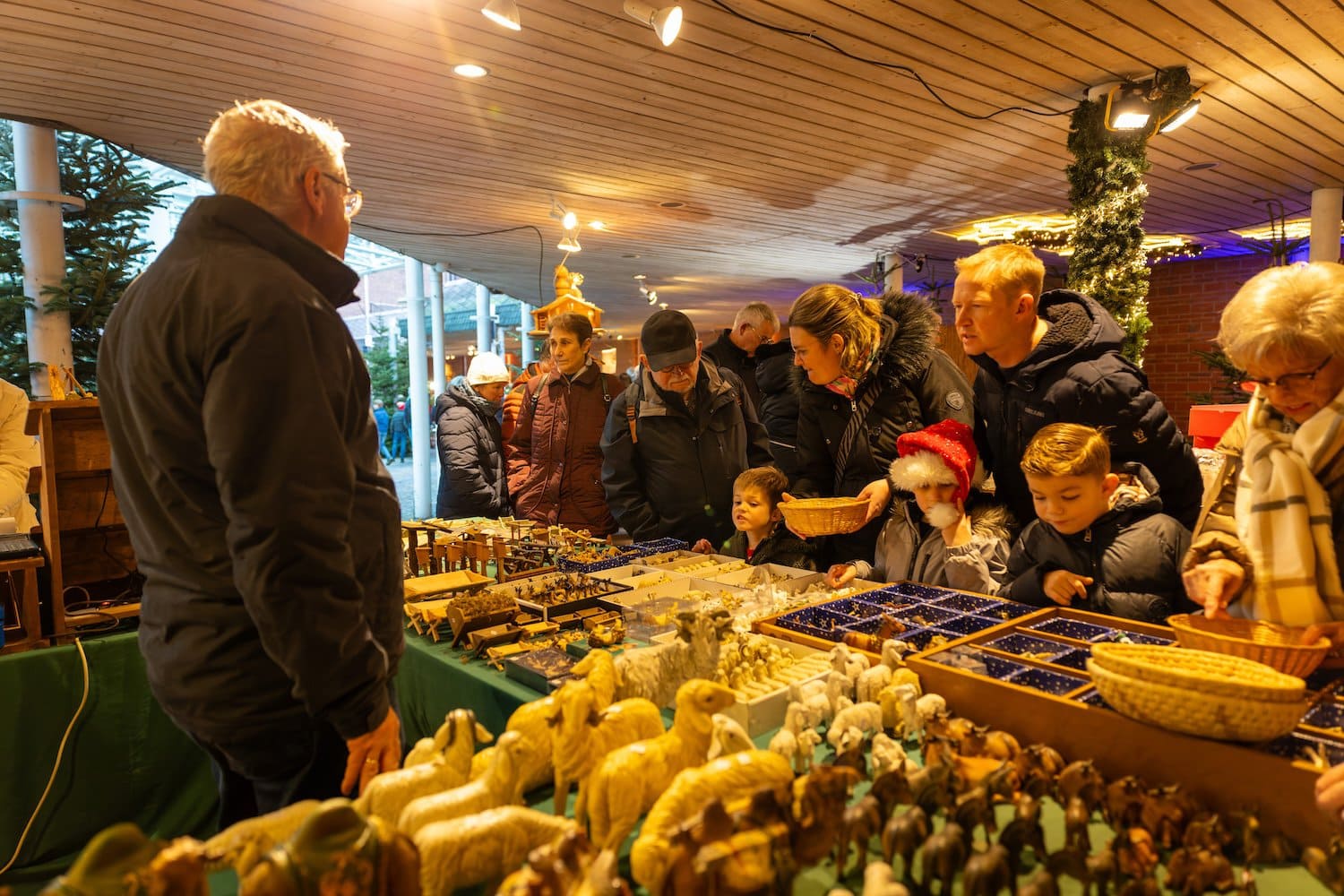 Stand voor wiegfiguren op de Kevelaerer Krippenmarkt in Kevelaer, Noordrijn-Westfalen, Duitsland