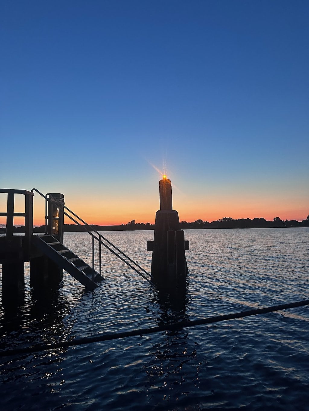 Zonsondergang op de Schlei in Sleeswijk-Holstein, Duitsland