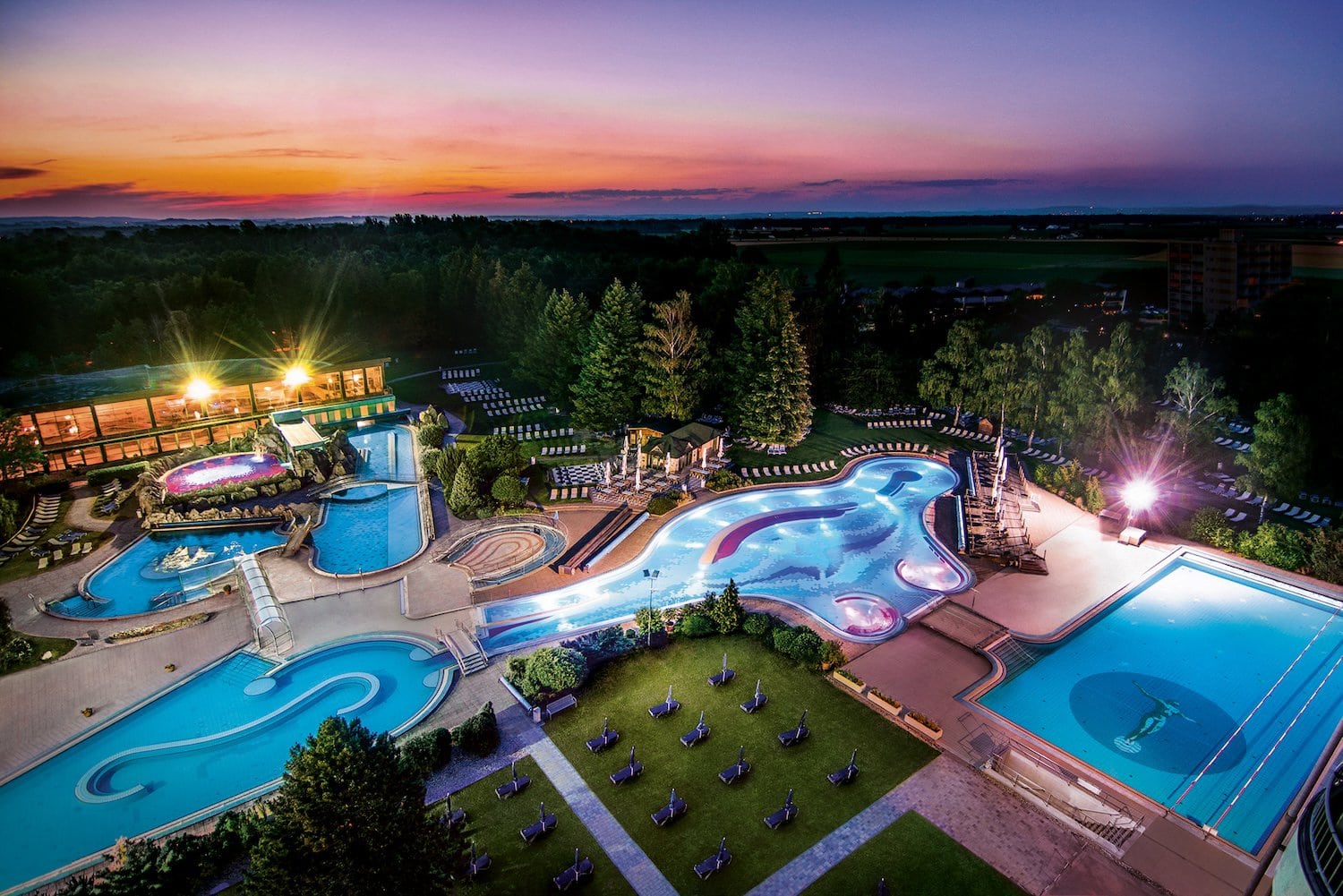 Zonsondergang boven de Johannesbad Therme in Bad Füssingen, een kuuroord in Beieren, Duitsland