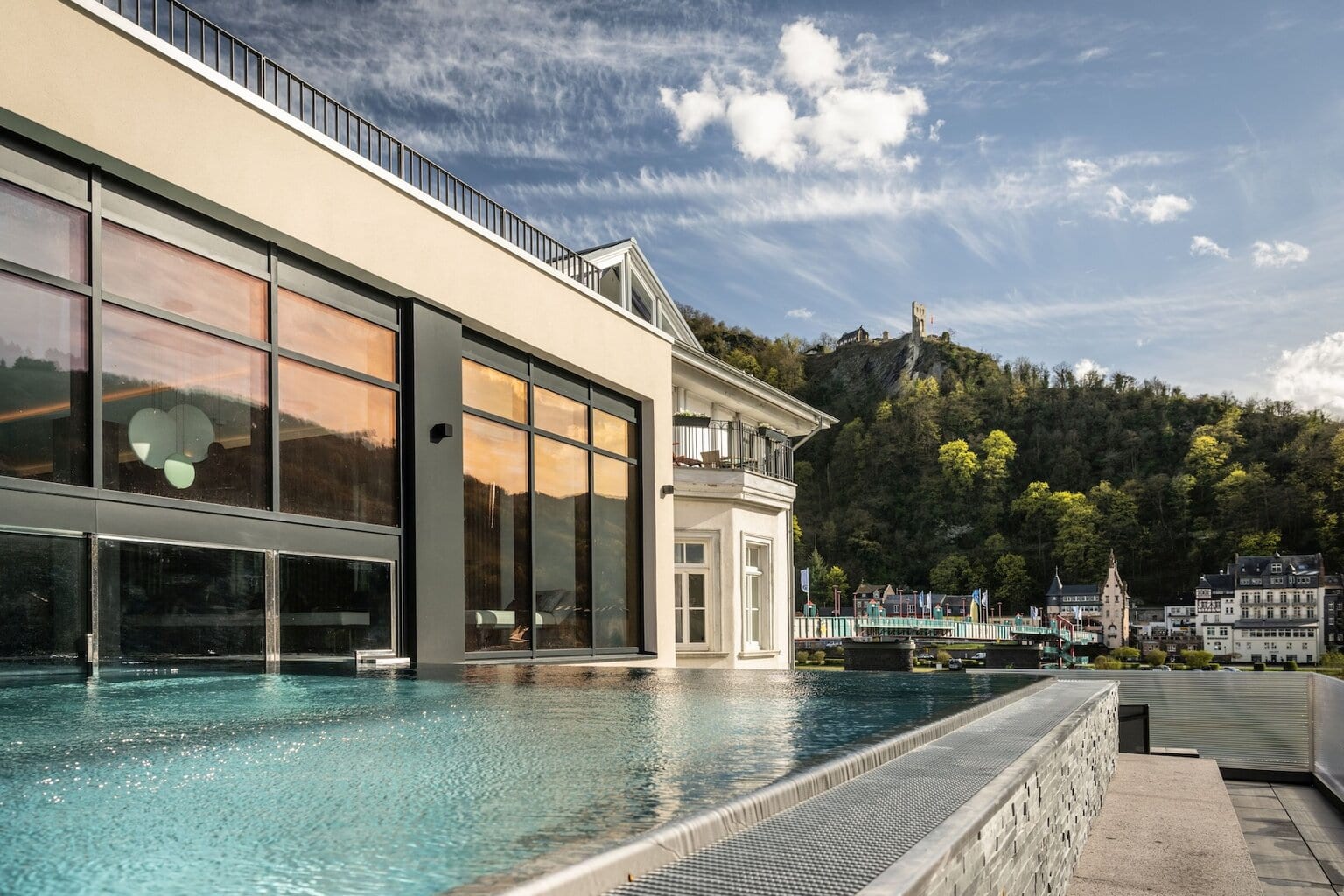 buitenzwembad van het Moselschlösschen Spa & Resort in Traben-Trarbach aan de Moezel in Rijnland-Palts, Duitsland