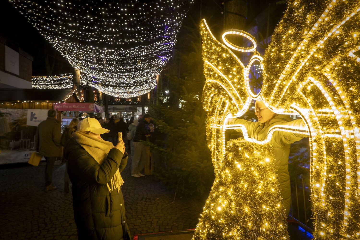 Het bijzondere fotomotief op de kerstmarkt van Kevelaer: de verlichte 3D-engel