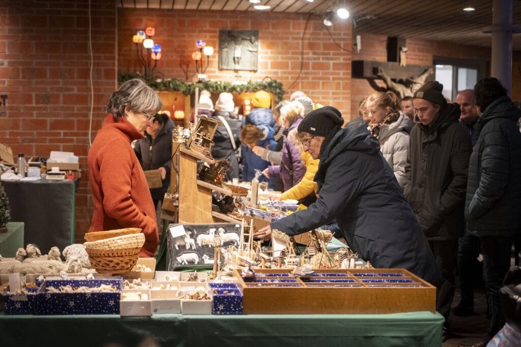 Kerststalbenodigdheden en kerstversiering op de kerstmarkt van Kevelaer.