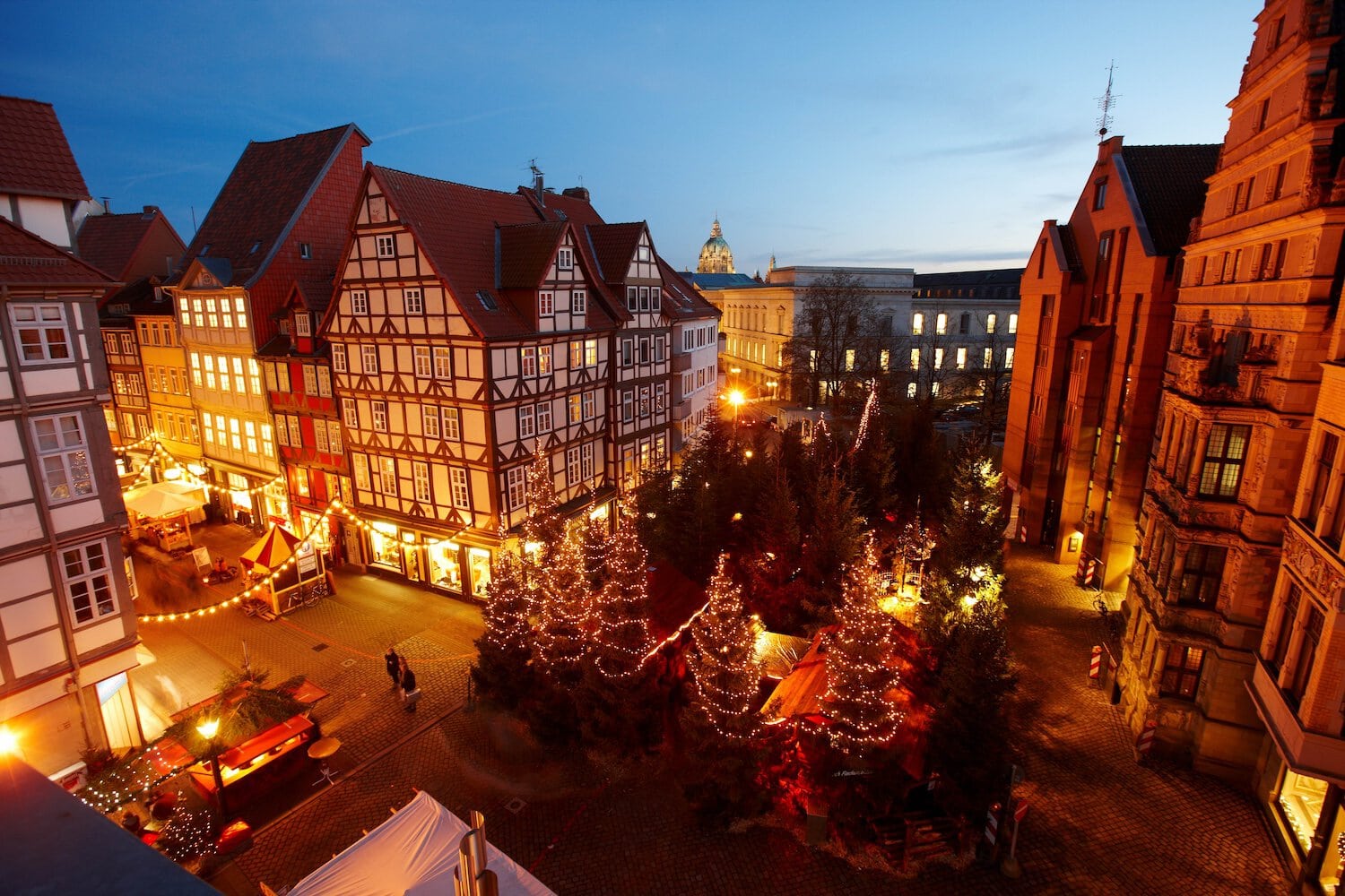 Oude binnenstad van Hannover in kerstverlichting op de kerstmarkt in Hannover, Nedersaksen, Duitsland