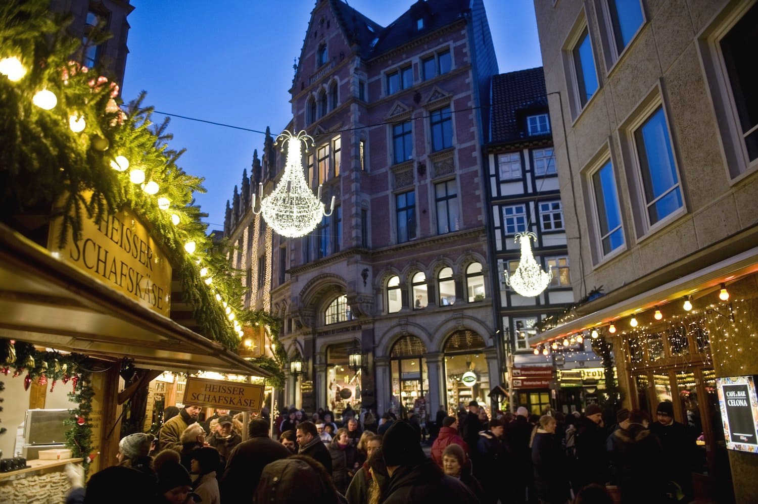 Een wandeling door Hannover met Kerstmis. Een kraam met schapenkaas op de kerstmarkt in Hannover nodigt uit om te blijven hangen.