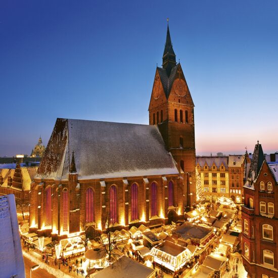 Kerstmarkt rond de marktkerk in het oude stadscentrum van Hannover in Nedersaksen in Duitsland