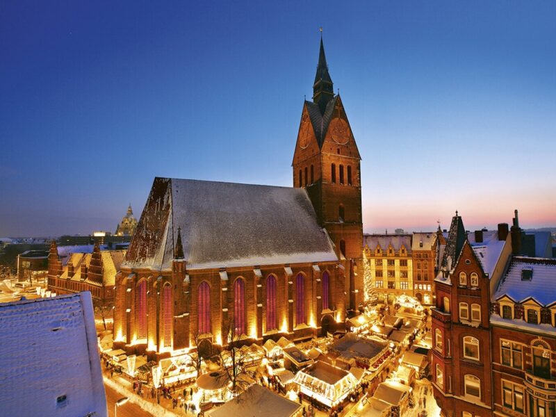 Kerstmarkt rond de marktkerk in het oude stadscentrum van Hannover in Nedersaksen in Duitsland