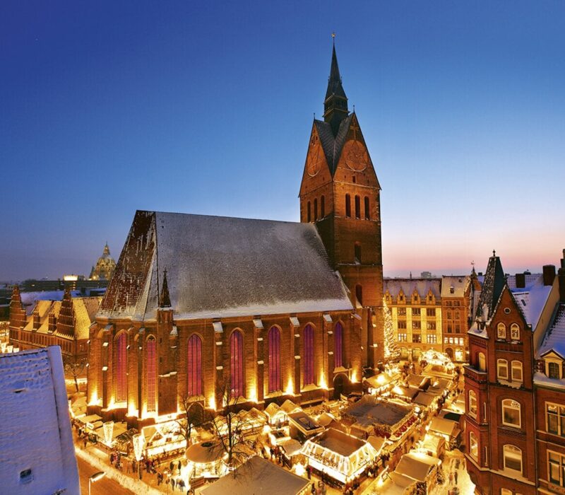 Kerstmarkt rond de marktkerk in het oude stadscentrum van Hannover in Nedersaksen in Duitsland