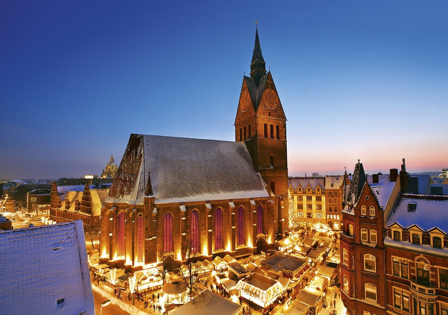 Kerstmarkt rond de marktkerk in het oude stadscentrum van Hannover in Nedersaksen in Duitsland