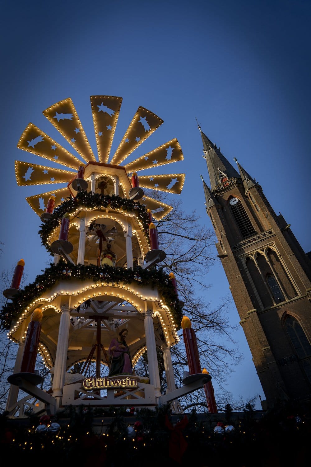 De kerstpiramide op de Kapellenplatz van Kevelaer