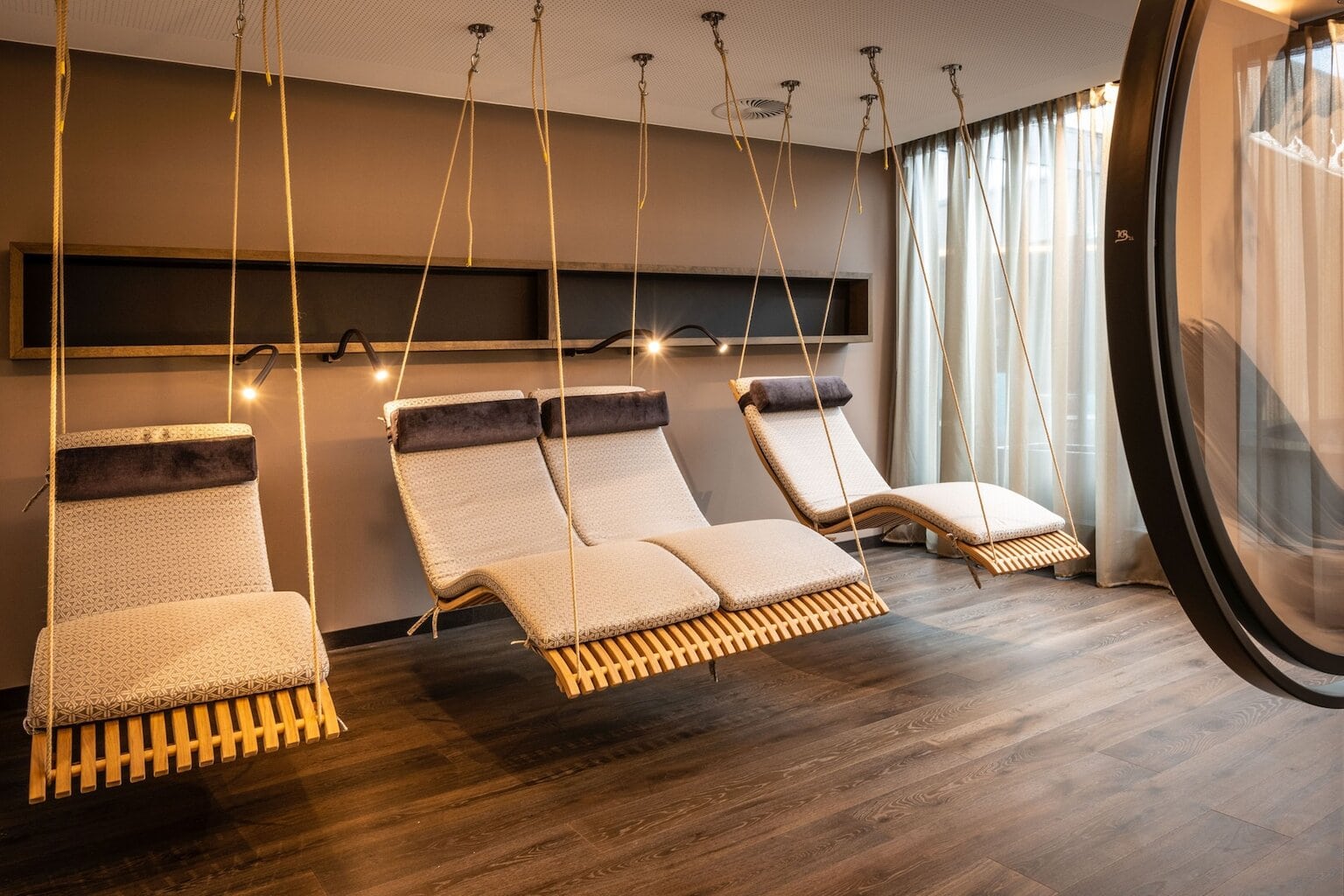 Loungers in het Spa van de Moselschlösschen Spa & Resort in Traben-Trarbach aan de Moezel, Rijnland-Palts, Duitsland