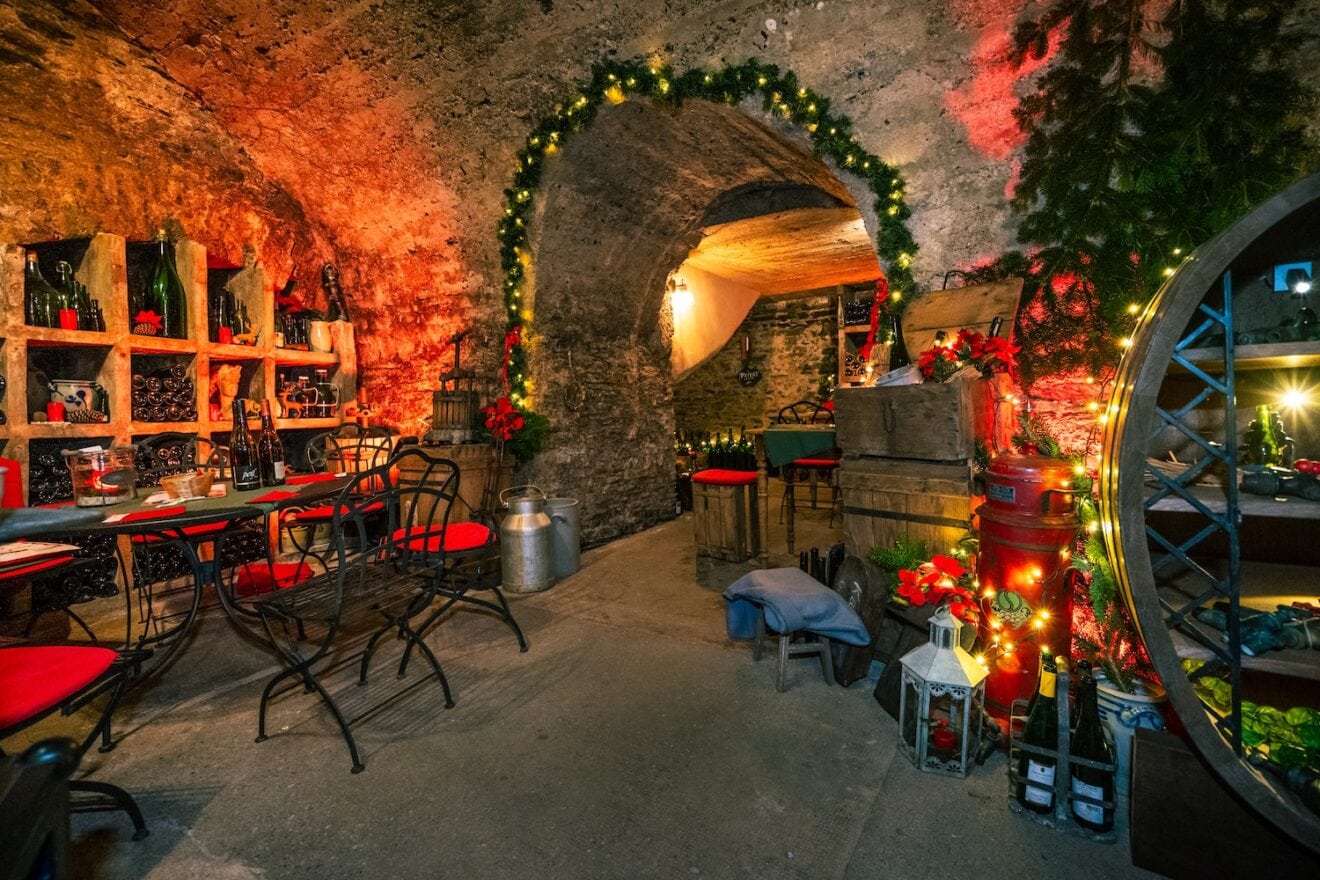 Feestelijk versierde gewelven van de wijnkelders tijdens de Mosel-Wein-Nachts-Markt in Traben-Trarbach