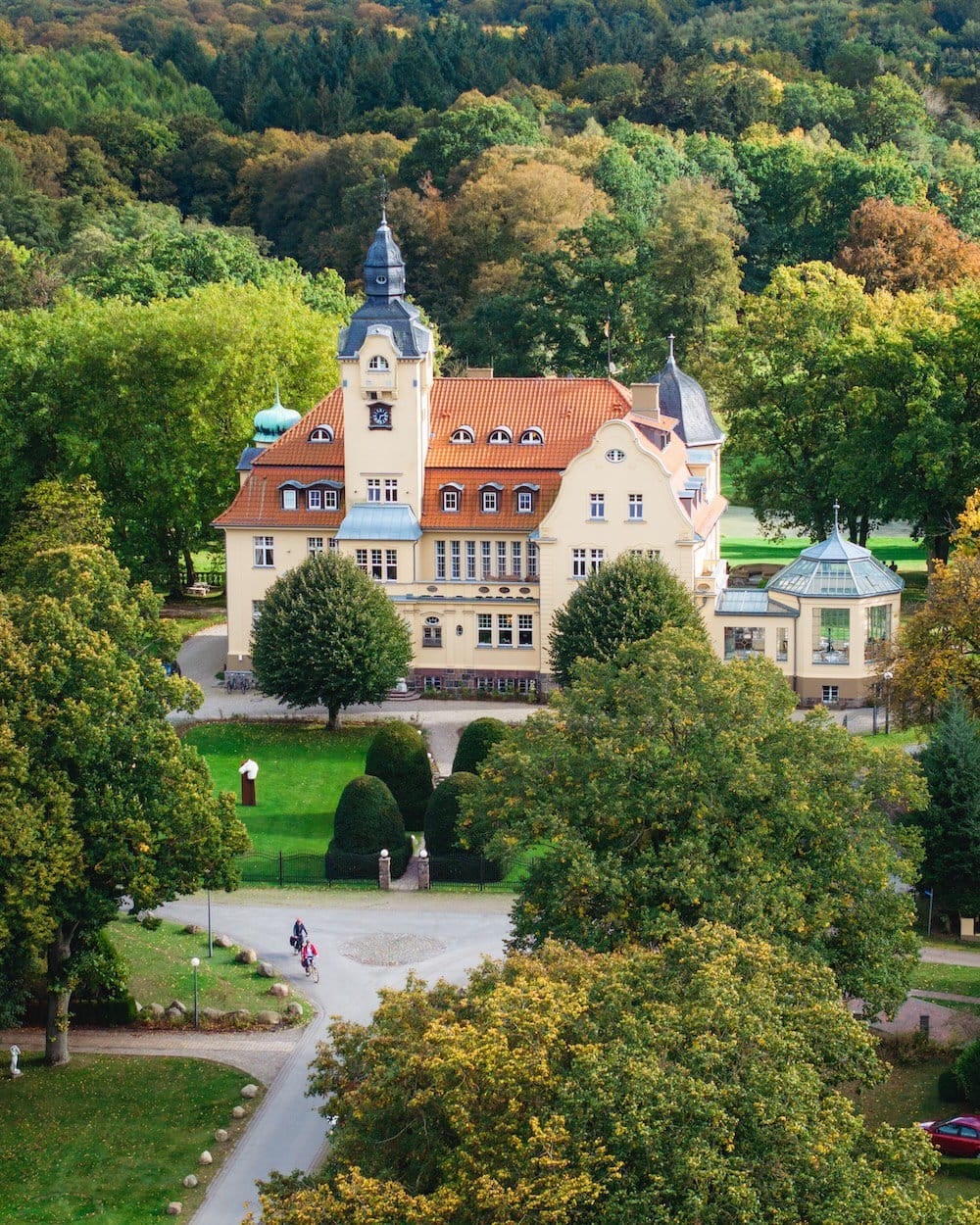 Het Bernsteinscshloss (“Bernstein” betekent barnsteen) is idyllisch gelegen in Wendorf. I Foto: TMV/Gross