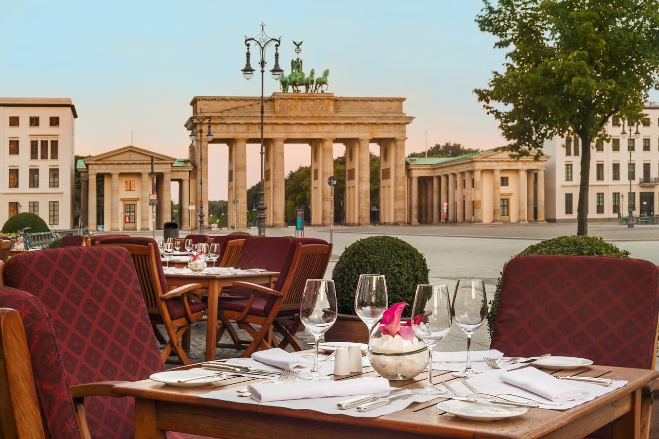 Terras van de Brasserie Quarré in de Hotel Adlon Kempinsky bij de Brandenburger Tor in Berlijn, Duitsland