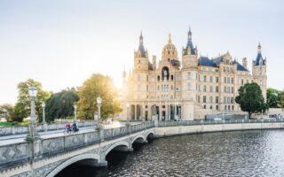 De start van een bijzondere fietsroute is het prachtige kasteel in Schwerin. I Foto: TMV/Gross