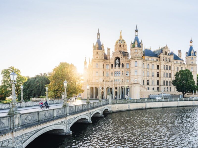 De start van een bijzondere fietsroute is het prachtige kasteel in Schwerin. I Foto: TMV/Gross