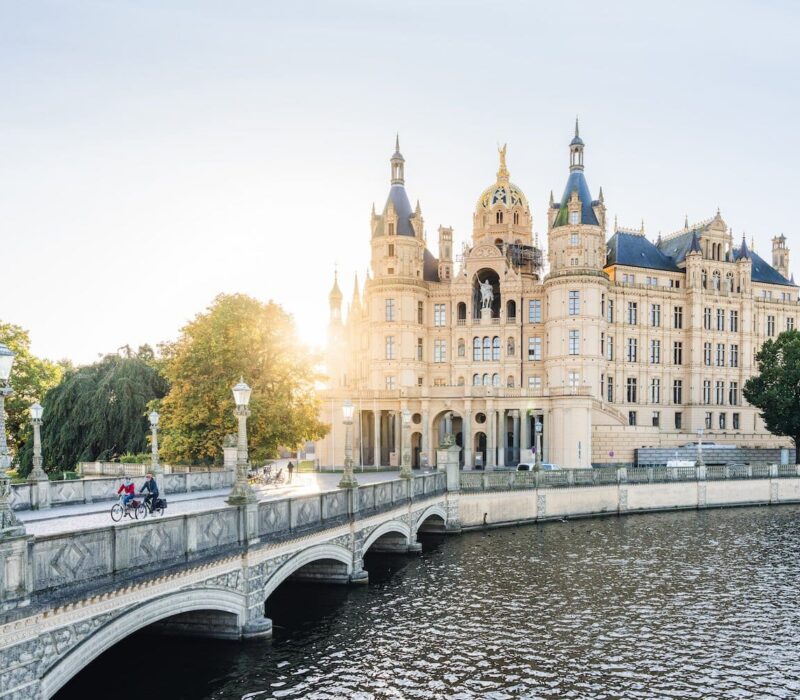 De start van een bijzondere fietsroute is het prachtige kasteel in Schwerin. I Foto: TMV/Gross