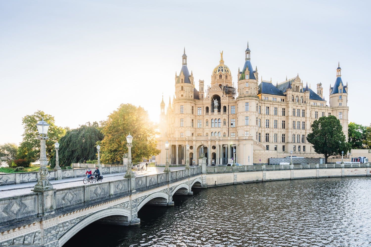 De start van een bijzondere fietsroute is het prachtige kasteel in Schwerin. I Foto: TMV/Gross