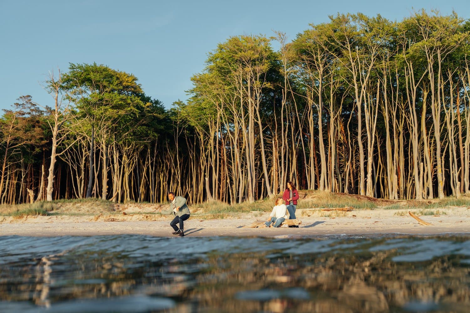 Wandelen en ontspannen bij zonsondergang op het westelijke strand aan de Darß is slechts een van de vele plekken waar je van de natuur kunt genieten. I Foto: TMV/Gänsicke