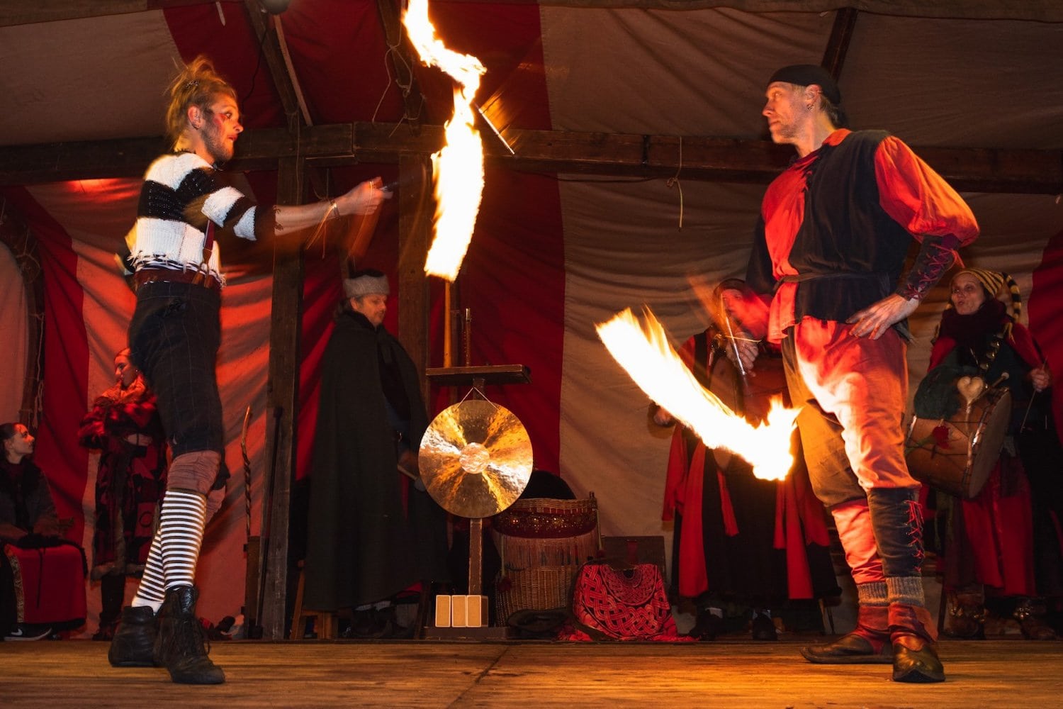 Vuur jongleur op de middeleeuwse kerstmarkt in Siegburg, Noordrijn-Westfalen, Duitsland